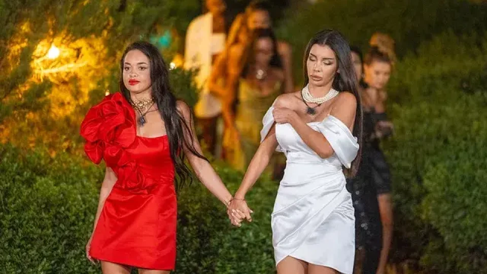 Благовеста Бонбонова  заби нож в гърба на  приятелката си Дениз