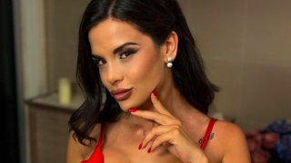 Мил жест или подигравка? Ивка Бейбе реве пред своя статуя (ФОТО)