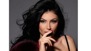 Пазвата на Мис България удари 1000 кубика! Показа новия си бюст