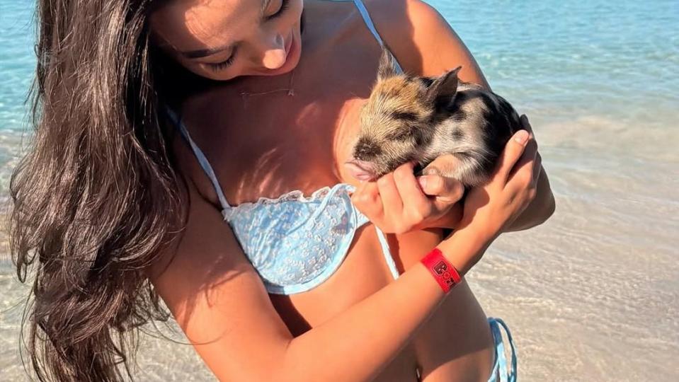 Айлин Бобева храни прасенца на Бахамите