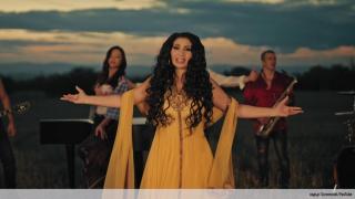 Софка изпя “Маслинови очи” с оркестър