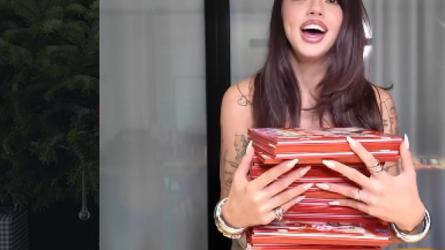 Цяла нощ — буквално — Дара раздава автографи Певицата пусна нов