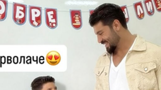 Синът на Фики учи  в китайско училище