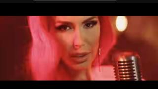 Анелия сложи червена перука