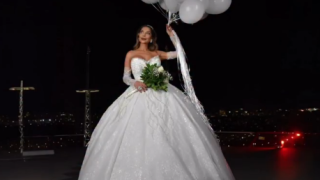 Бони се видя като булка, чака да гушне внуче