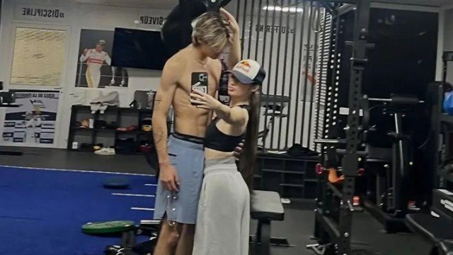 Любимата на автомобилния пилот Никола Цолов певицата Крисия Димитрова все