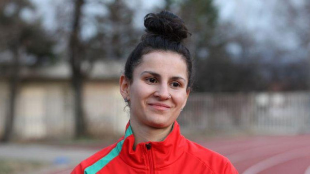 Бебето на Зори от "Игрите" с цицина от дървена играчка