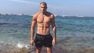 Щастлив ерген празнува раздялата с ергенка