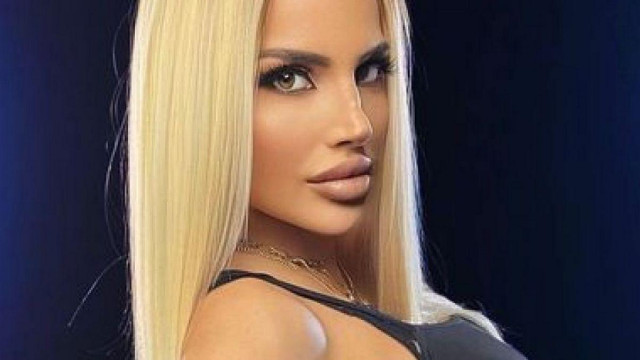 Елхата на Юнона вече е готова пише България Днес Певицата позира пред