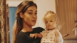 Мари Константин храни дъщеричката си със сланина