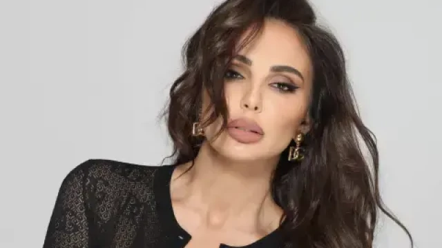 Николета изкушава в бяло от глава до пети Облечена в