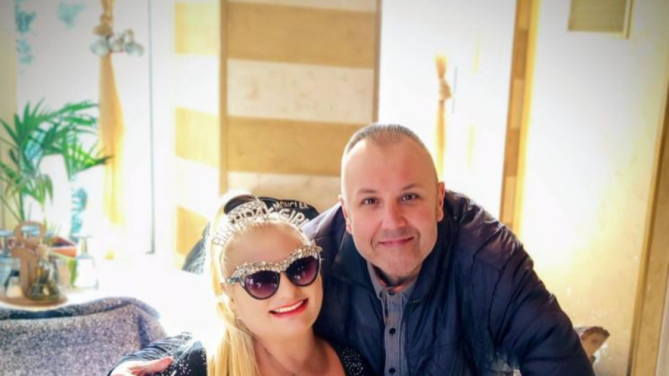 Първата БГ стриптийзьорка: Пъшкам и разказва истории на секси телефон