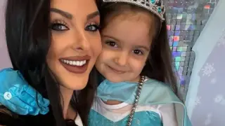 Глория глези внучката като принцеса