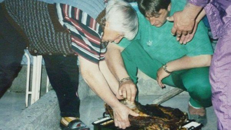 Кулинарният тефтер на Пеневата чета: Стоичков посреща Коледа с пълнена мисирка, в дома на Трифон колят прасе!