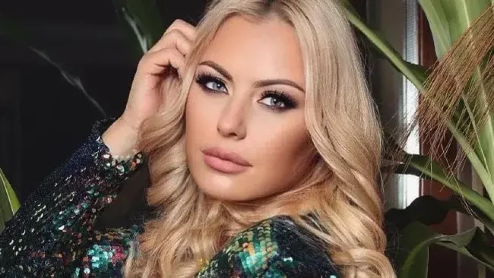 Камелия се ядосва на маша за къдрене