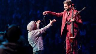 Коя е баба Юлия, която стана звезда на мегаконцерта на Хаузер в София и каква е връзката й с Лили Иванова (СНИМКИ)