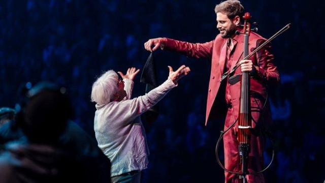 Коя е баба Юлия, която стана звезда на мегаконцерта на Хаузер в София и каква е връзката й с Лили Иванова (СНИМКИ)