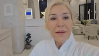 Гала лекува жесток ревматизъм в  санаториум, показа се по халат