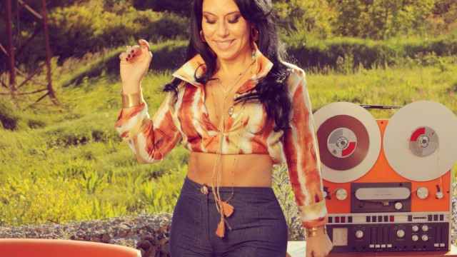 Певицата Теди Кацарова сподели новото си парче заедно с младежа