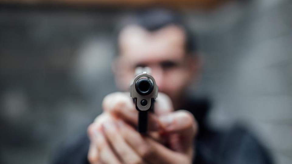 КОШМАР: Извадиха пищов на фолкпевица! (СНИМКИ)