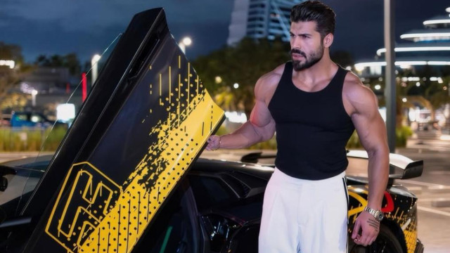 Със cyпер скъпа кола се изфука Фики Певецът позира по