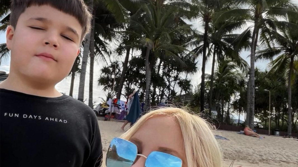 Мис Свят и Мис Вселена Венета Кръстева нахрани слончета