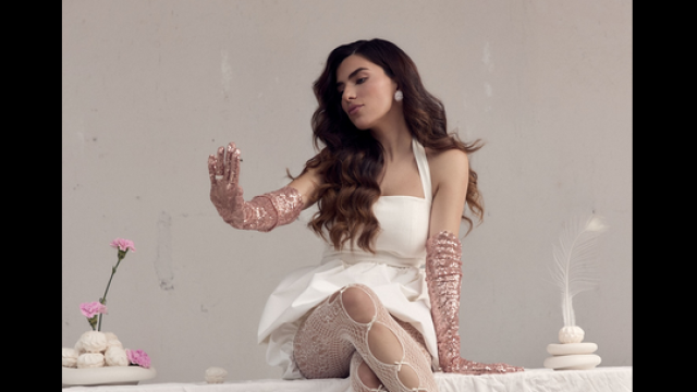 Андреа Банда Банда се издокара като магистралка за празниците Брюнетката