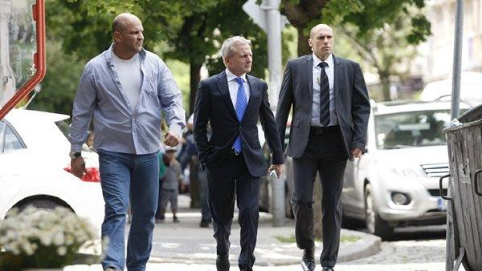 Гриша Ганчев задръсти  столичен булевард  с 5-те си бодигарда