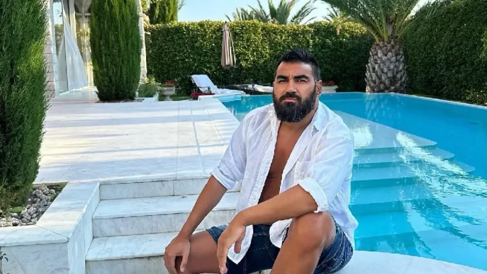 Азис се омъжва за американец