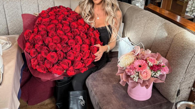 Огромен букет червени рози беше само един от подаръците които