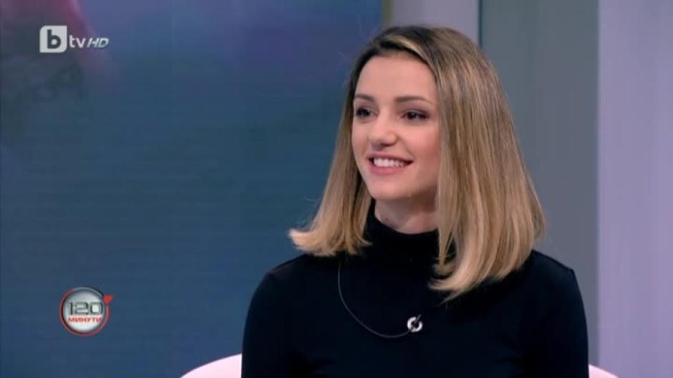 Валя Каролева нагъва филия с шоколад и салам