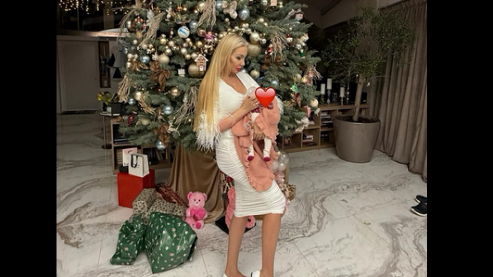 СКАНДАЛ: Тоца подхвърля бебето като топка