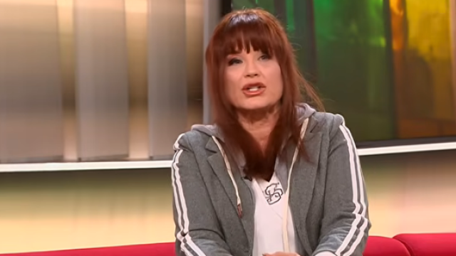 Аня Пенчева прикова вниманието със спортен комплект и токчета С