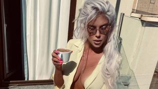 Андреа се отпуска в Букурещ с чаша кафе