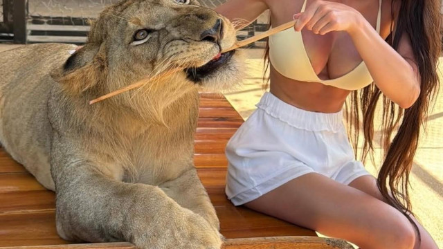 Фолкпевицата Ceлина отиде в Тайланд и се зае да играе