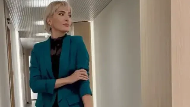 Ромина Андонова пече чушки по стилен тоалет