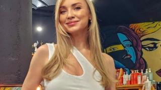 Галя от "Каризма" се гушка с тигър