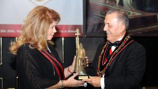 Илияна Йотова  е рицар тамплиер със специална награда от бутафорния орден на ченгето Румен Ралчев