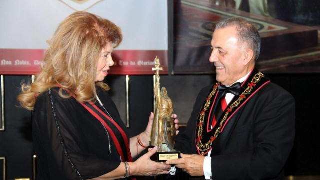 Ихааа бъдещата ни президентка била рицар Така бившият военен министър