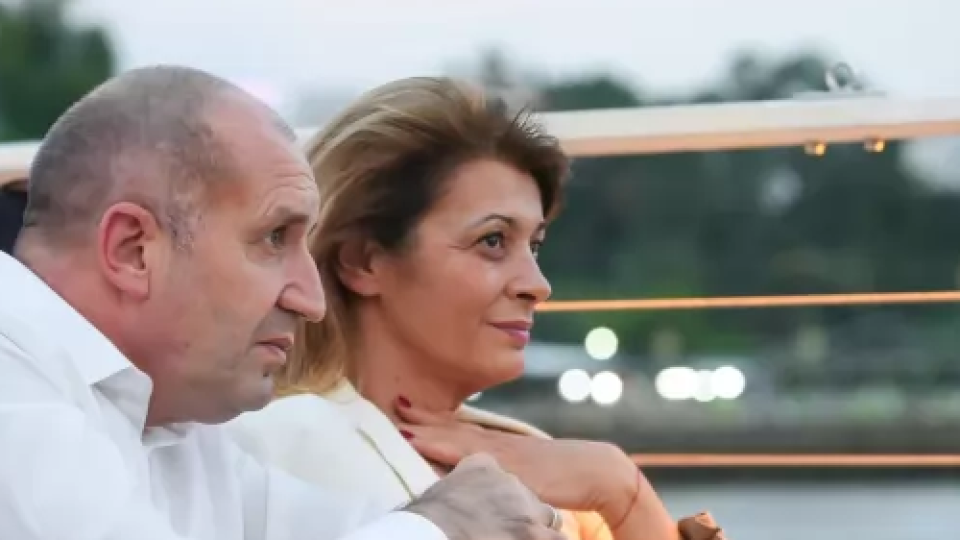 Радев се нанася  при тъща си