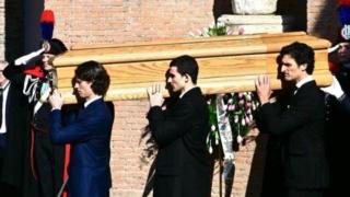 Внукът на Симеон носи ковчега на Валентино! Майката на княза бе муза на дизайнера