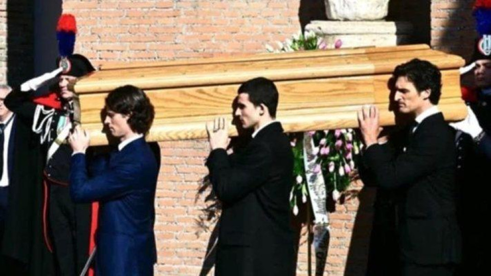 Внукът на Симеон носи ковчега на Валентино! Майката на княза бе муза на дизайнера