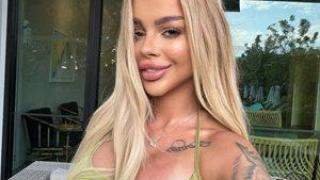 Сузанита се щрака с манго в Тайланд