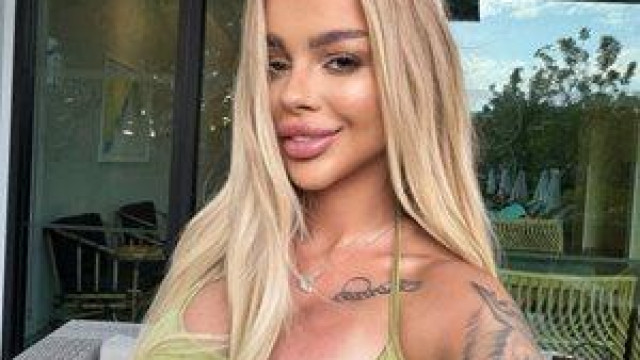 Сузанита се щрака с манго в Тайланд