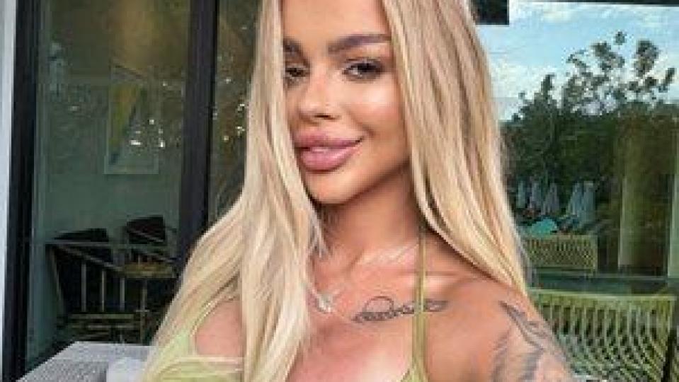 Сузанита се щрака с манго в Тайланд