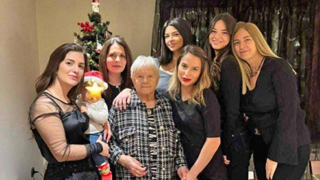 Жените от семейство Живкови се събраха на погача за бебето