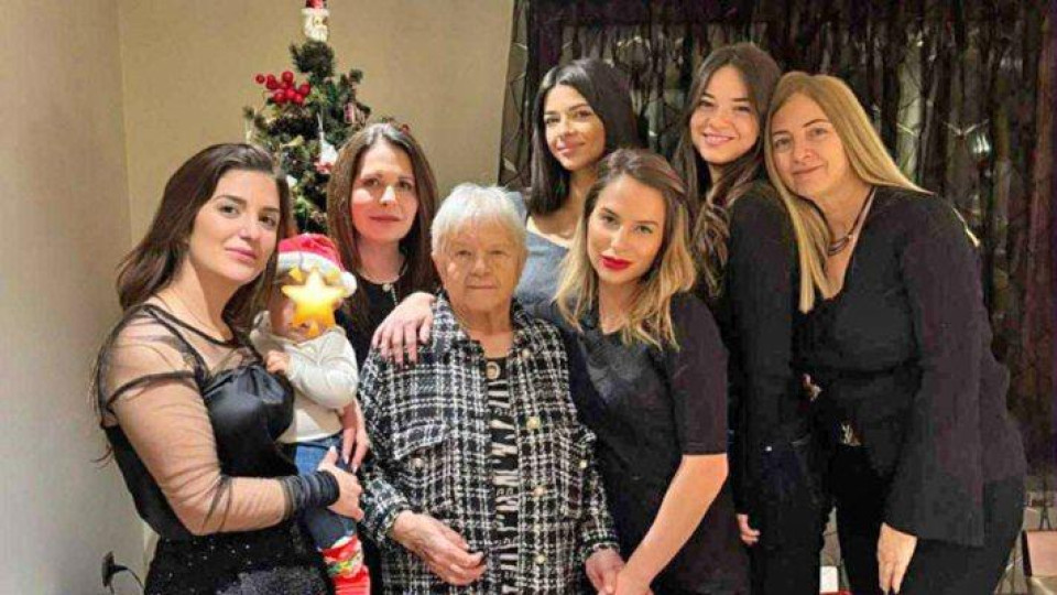 Жените от семейство Живкови се събраха да видят бебето на Людмила