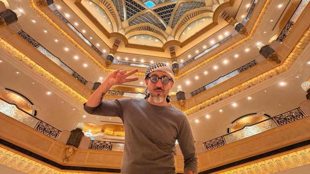 Облечен като бедуин в пустинята отиде Илиан пише България Днес Фолкпевецът