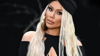 Теди Александрова се глези с пачове за очи