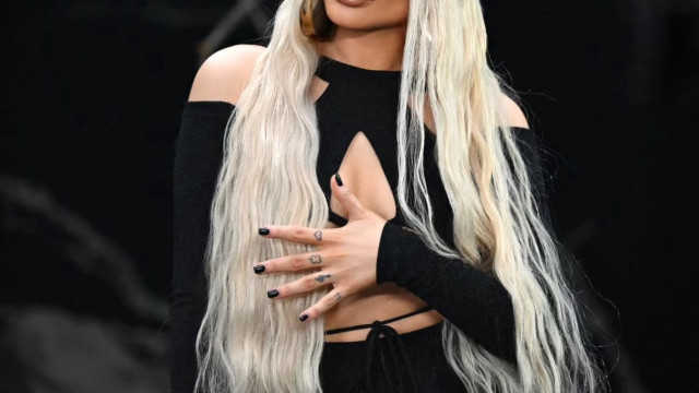 Сияйната си кожа подхрани чалга дивата Теди Александрова Блондинакта качи